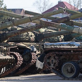 Российские танки получили заводской «мангал» от дронов