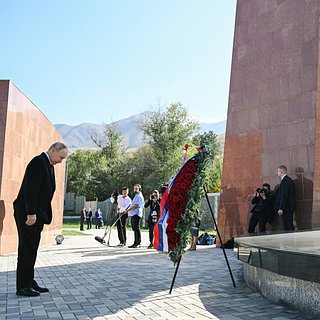 Путин возложил венок к мемориальному комплексу в Киргизии