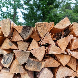 На Украине резко вырос спрос на дрова