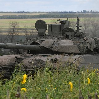 В зоне СВО заметили экранированный Т-90М