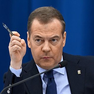 Медведев ответил Carlsberg словами «шавки осознали роль в цирке уродов»