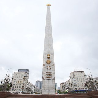 С обелиска городу-герою Киеву начали демонтаж советской звезды