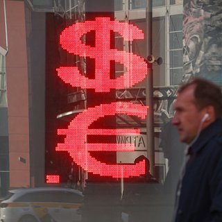 Россияне стали реже следить за курсом доллара