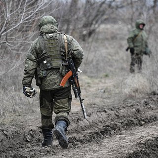 Шестеро российских военных с автоматами покинули часть