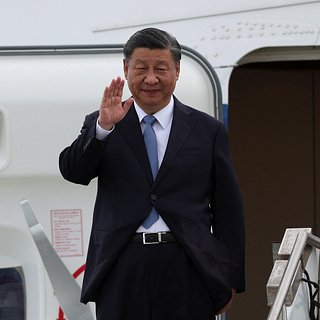 Си Цзиньпина встретили в США баннером с критикой Компартии Китая