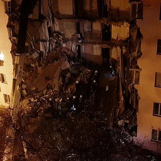 Жильцы разрушенного дома в Астрахани много лет жаловались на затопление подвала