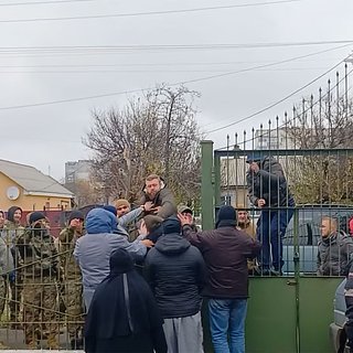 На Украине «Нацкорпус» заблокировал входы в больницу с избитыми верующими