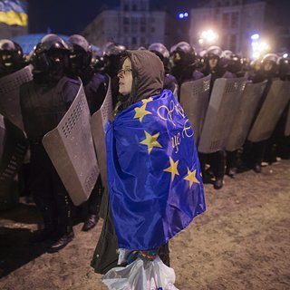 Песков назвал украинский Майдан спонсированным из-за рубежа переворотом