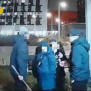 В Москве мужчины поставили на колени и избили подростков