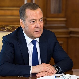 Медведев ответил на установку сожженного российского танка в Финляндии анекдотом