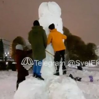 В российском городе авторам гигантского снежного пениса пришлось сломать его
