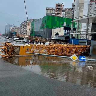 Упавший строительный кран стал причиной потопа на одной из улиц Киева