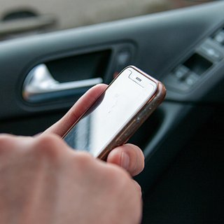 Россиян предупредили о риске кражи данных со смартфона через зарядку в машине