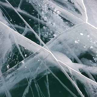 На Байкале автомобиль с тремя человеками провалился под лед