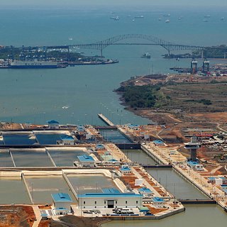 Доставка товаров через Суэцкий и Панамский каналы оказалась под угрозой срыва