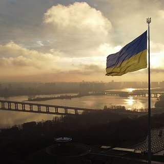 Макрон пообещал поддержать Украину на фоне критики коррупции в стране