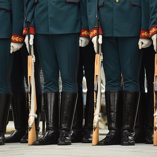 Российских школьников выставили в караул на похоронах участника СВО