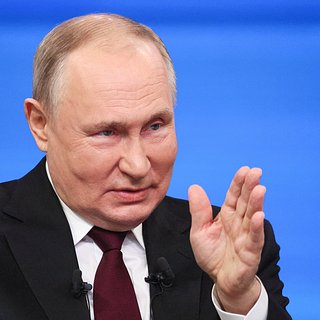 Путина рассмешила табличка «Путин шумбрат»