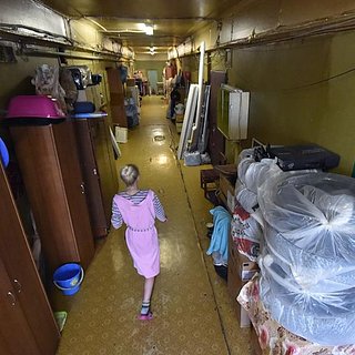 В российском городе многодетная вдова 20 лет жила в полуподвале