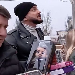 Киркоров привез детям в Макеевку куклы в виде самого себя