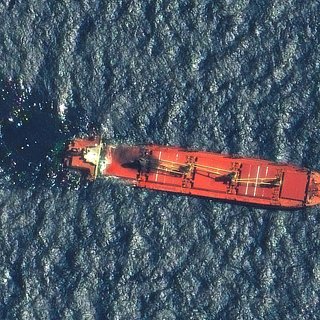 Удобрения на борту затонувшего в Красном море сухогруза признали опасными