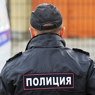 Полицейский доставил россиянина в больницу и получил от него удар ножом в шею