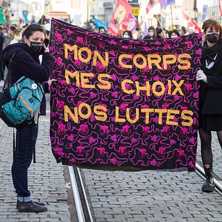 Во Франции впервые в мире закрепили в Конституции право женщин на аборт