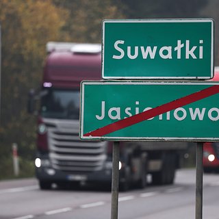 На границе России и Латвии образовалась большая пробка из фур
