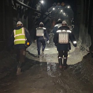 На руднике в Приамурье прекратили операцию по спасению 13 горняков