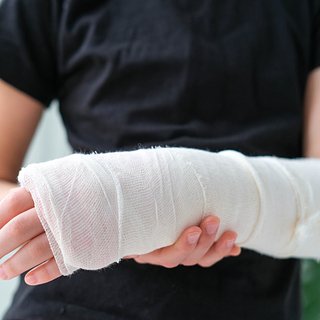 В России третьеклассник сломал руку мальчику и посоветовал его маме угомониться