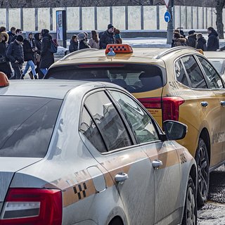 В России таксист-мигрант назвал женщину «русской тварью» и отказался ее везти