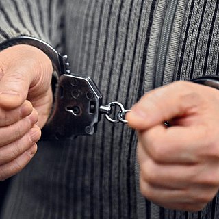 Суд взял под стражу полицейского за взятку от ударившего ножом москвича