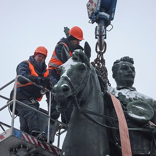 Памятник советским солдатам сбросили с постамента в украинском городе