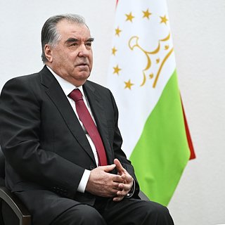 Президент Таджикистана прилетел в Москву