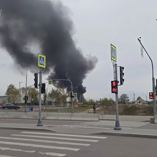 Крупный пожар охватил район у железнодорожной станции в Петербурге
