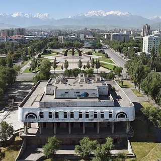 Банки Киргизии остановили денежные переводы из России и в нее