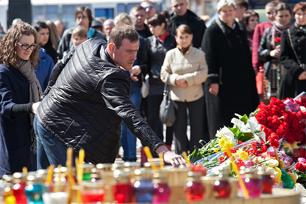 Жители приносят цветы к месту стрельбы на Народном бульваре в Белгороде