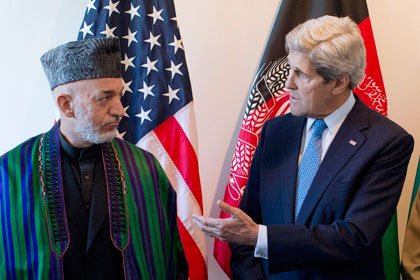 Хамид Карзай (слева) и  Госсекретарь США Джон Керри