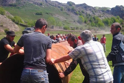 Армянские селяне сбросили в ущелье трубы будущей ГЭС