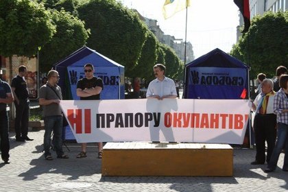 Националисты взялись охранять Ивано-Франковск от красных флагов