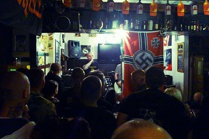 Посольство РФ возмутилось вечеринкой неонацистов в Тарту