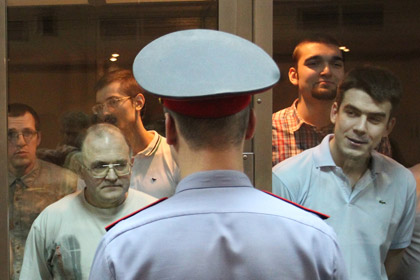 Сергей Кривов (слева) и другие фигуранты «болотного дела» на заседании Замоскворецкого суда, 6 июня 2013 год