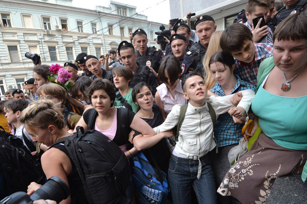 ЛГБТ-активисты около здания Государственной Думы, 11 июня 2013 года