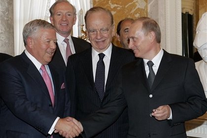 Владимир Путин на встрече с Робертом Крафтом (слева) с перстнем Super Bowl в руке