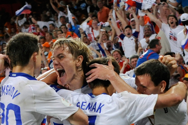 Российская сборная празднует победу над сборной Нидерландов в 1/4 финала Евро-2008