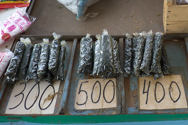 Продажа насвая на одном из рынков Узбекистана