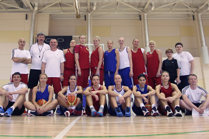 Женская сборная России по баскетболу на тренировке 