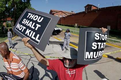 Акция противников смертной казни в Техасе 26 июня