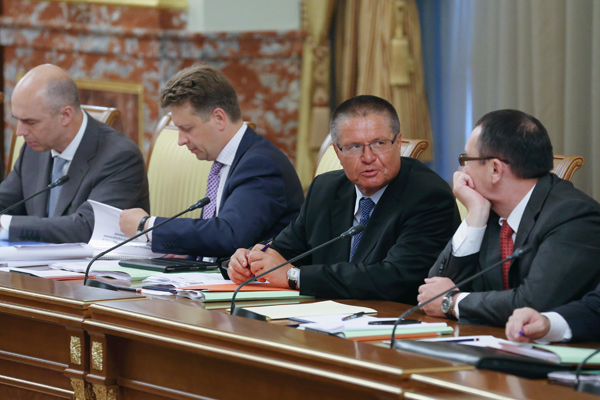 Министр экономического развития РФ Алексей Улюкаев (второй справа) на заседании Правительственной комиссии по бюджетным проектировкам на очередной финансовый год и плановый период на 2014–2016 годы