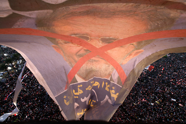 Перечеркнутый портрет Мохаммеда Мурси